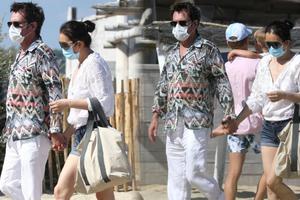 巩俐与71岁老公同框 小鸟依人十指紧扣超恩爱