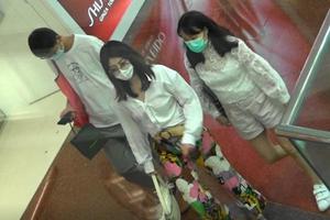 陈慧琳罕见出街逛超市 口罩墨镜遮面无人识