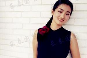 巩俐30年前旧照梳大辫子五官稚嫩清纯甜美