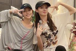 于正晒照深夜组聚会 张嘉倪金晨同框比耶养眼