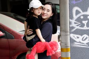王智陪女儿玩耍拍合照 小米抱玩偶笑出小兔牙
