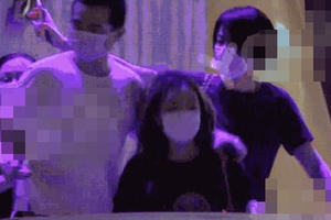 王菲深夜带李嫣美发玩笑逗乐享亲子时光