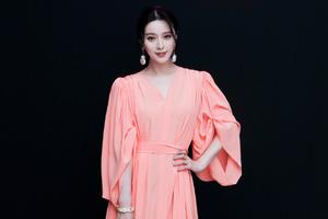 范冰冰一袭粉色长裙亮相活动 状态不错美貌依旧