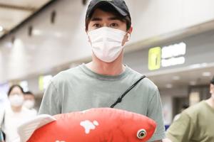 “陈养鱼”杨玏机场获粉丝送鱼