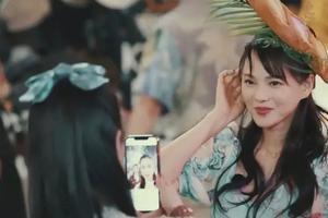 黄圣依给伊能静拍照？拉近一看却是...