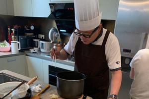 53岁周立波晒近照变身大厨