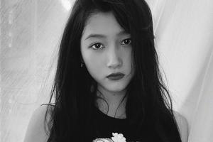 关晓彤穿无袖短上衣秀腹肌 眼神凌厉清冷