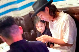 李承铉带女儿吃海鲜大餐 lucky长大不少更像戚薇