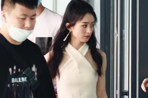 赵丽颖现身快本录制现场 紧身无袖背心纤细锁骨吸睛