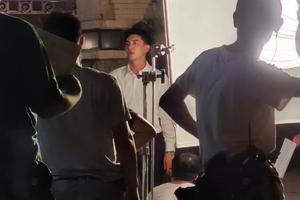 林更新西装革履拍新剧高大帅气