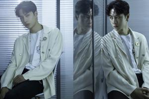 王一博个人宣发博正式上线 首晒帅照庆23岁生日