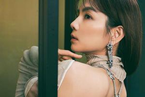 Ella穿长款复古毛衣裙秀性感美背