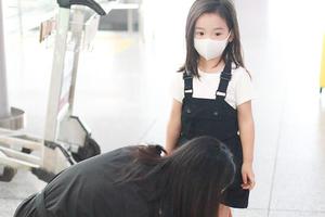董璇与女儿搭机小酒窝挥手大眼睛萌翻