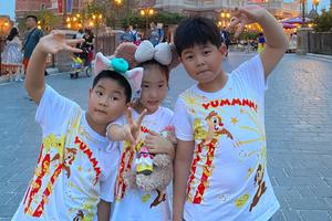 胡可带安吉小鱼儿游迪士尼兄弟俩胖了