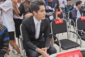 太瘦了！李易峰横店打篮球被偶遇