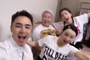 张庭夫妇与小陶虹明道晒合照一秒变戏精