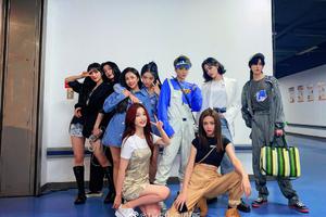 刘雨昕虞书欣安崎晒THE9合体照