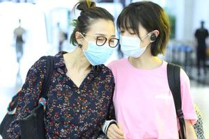 “钱多多”CP同框！万茜阿朵手挽手有爱