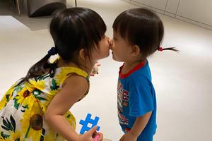 江宏杰晒儿女有爱萌照 弟弟姐姐玩亲亲