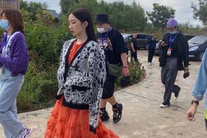 孟美岐生图一袭红裙颜值能打状态好