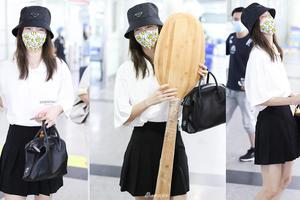 金晨获粉丝送无敌大勺灿笑不停