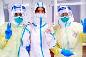 章泽天穿防护服与两名护士合影开心比剪刀