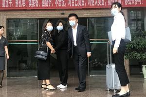 谭松韵现身妈妈被撞案庭审戴口罩身穿黑衣