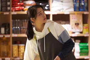 2020最美表演关晓彤化身水果店打工妹