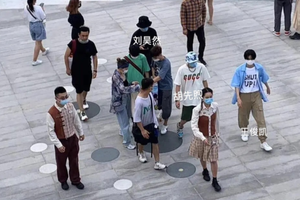 王俊凯刘昊然胡先煦戴口罩同游迪士尼被偶遇