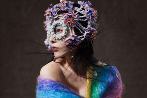 范冰冰最新写真造型百变身穿“彩虹”太惊艳