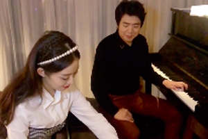 郎朗吉娜弹钢琴为兔子庆生