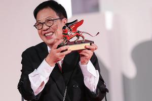 许鞍华开心领取威尼斯终身成就奖