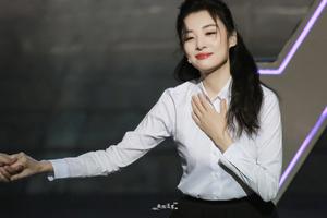 气质绝了！52岁周涛皮肤白皙颜值超能打