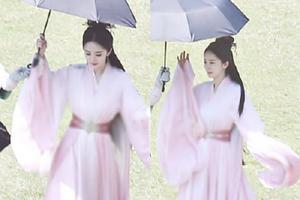 杨幂《斛珠夫人》女装路透一身粉袍撑伞