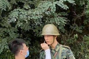 肖战《王牌》穿迷彩服戴军帽英挺帅气