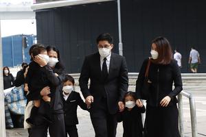 霍英东正室吕燕妮出殡 霍启刚一家五口前往送别