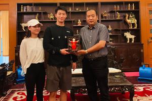 窦骁带何超莲回西安老家 动作笑容一致似乖学生