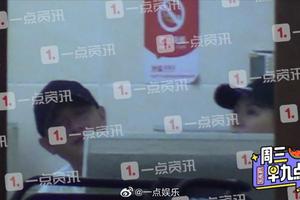 文章与美女吃夜宵 女方为其擦泪整理帽子好亲密