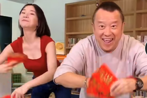 曾志伟丧妻后正式复工搞直播 和美女跳舞表情逗趣