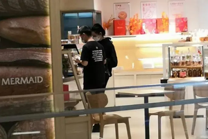 何猷君奚梦瑶买面包被偶遇 简单出行无视路人目光