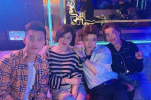 关之琳与神秘男KTV亲密合影 知情人曝男士身份