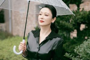 陈红一身黑皮衣雨中撑伞漫步气质惊艳