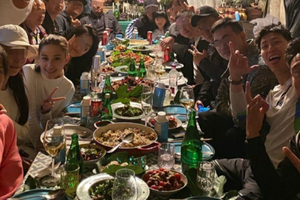 窦骁何超莲游云南与友聚餐甜蜜