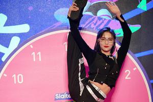 许佳琪长腿变时针大秀一字马