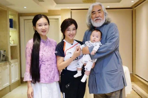 张纪中小31岁娇妻产后晒美照