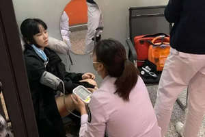 黄龄摔下舞台后赶行程差点晕倒 脸色惨白请急救