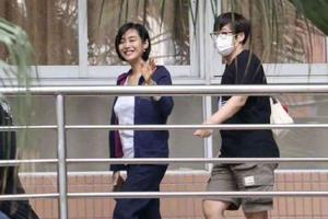 朱茵现身大学拍戏状态好 发文感谢大家的热情支持
