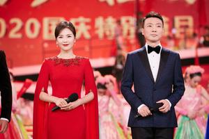 央视国庆晚会刘涛搭康辉主持红裙端庄