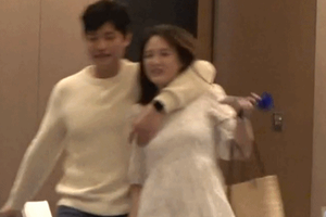 陈乔恩见艾伦小跑投抱超甜似连体婴