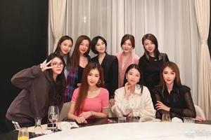 baby与阔太聚会合照镶边 网友：现实版《三十而已》